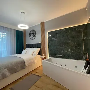 https://caroline-jacuzzi-apartments.warsawhotelspoland.com
